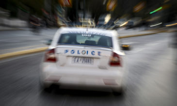Πανικός στο κέντρο της Αθήνας: Αυτοκίνητο εμβόλισε περιπολικό – Έπεσαν πυροβολισμοί