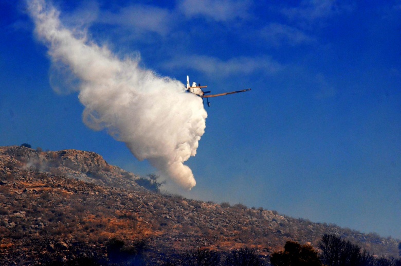 Ρίψεις νερού από αέρος για την κατάσβεση της φωτιάς στο Σουφλί