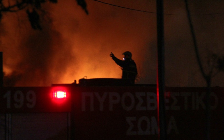 Μεγάλη πυρκαγιά καίει κτίριο στο κέντρο της Αθήνας