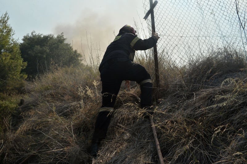 Μαίνεται η πυρκαγιά στο χωριό Λαγώποδο της Ζακύνθου