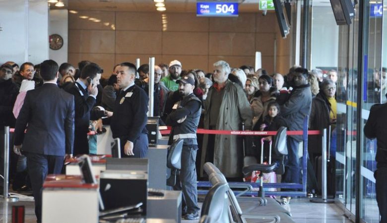 Κορονοϊός: Χιλιάδες αποκλεισμένοι στο αεροδρόμιο της Κωνσταντινούπολης μετά την αναστολή πτήσεων