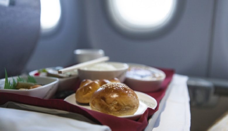 Γιατί τα φαγητά έχουν διαφορετική γεύση μέσα στο αεροπλάνο