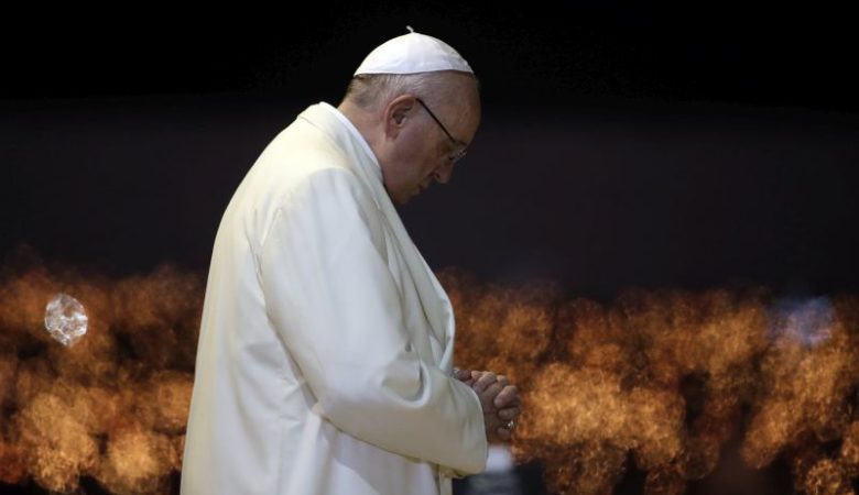 Ο Πάπας προσεύχεται για την Παναγία των Παρισίων
