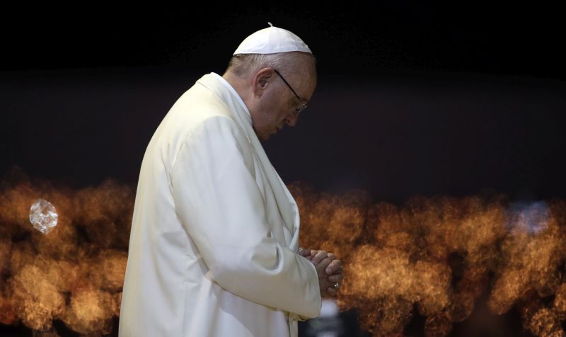 «Όταν προσεύχομαι, μερικές φορές κοιμάμαι» εξομολογήθηκε ο Πάπας