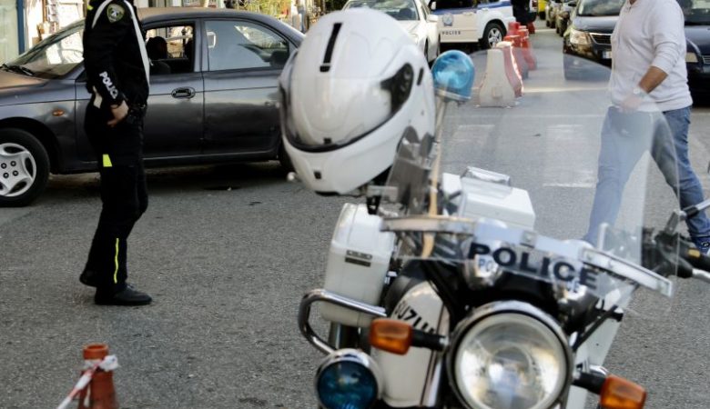 Κουκουλοφόροι επιτέθηκαν σε αστυνομικούς στο Αγρίνιο