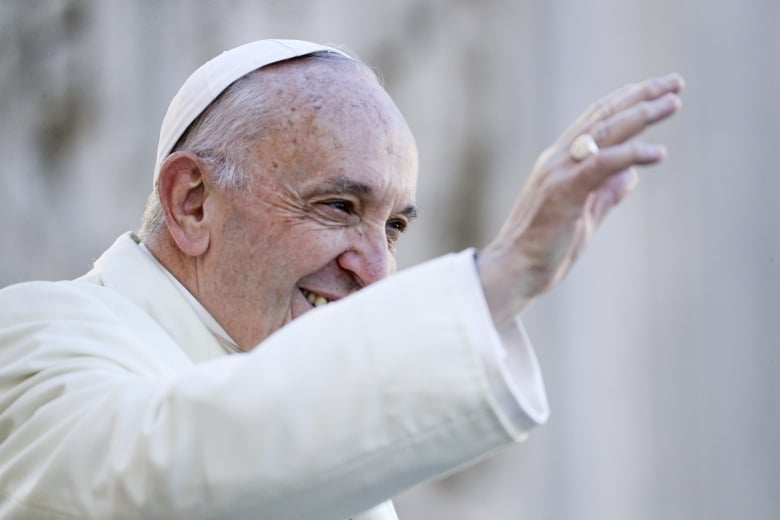 Holy smoke… Το Βατικανό κόβει μαχαίρι το τσιγάρο