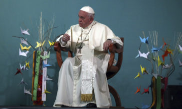 Ο Πάπας έκλαψε με θύματα σεξουαλικής κακοποίησης από ιερείς