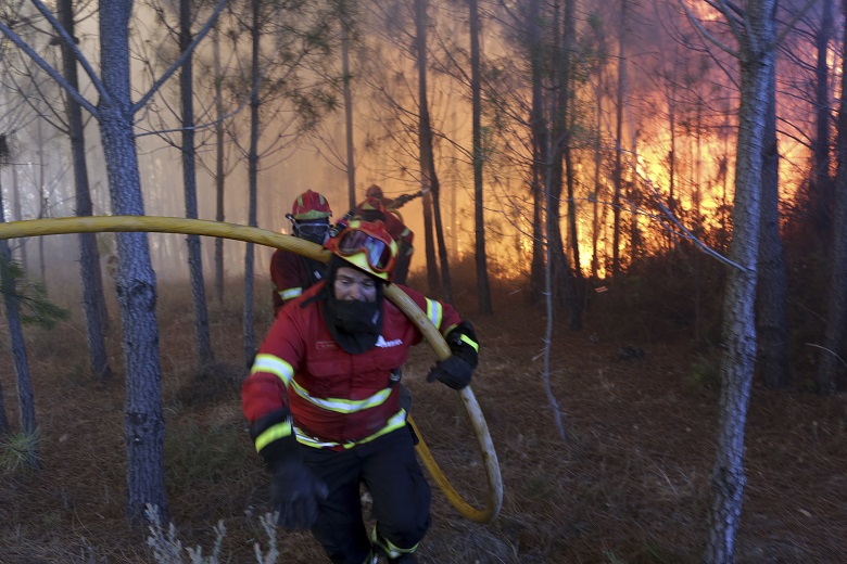 Δυο τεράστιες πυρκαγιές «καταπίνουν» την Πορτογαλία