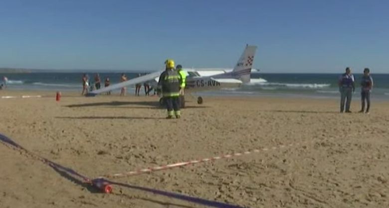 Τουρίστες σε παραλία σκοτώθηκαν όταν έπεσε πάνω τους αεροπλάνο