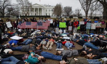 «Νεκροί» μαθητές έξω από τον Λευκό Οίκο για την οπλοκατοχή