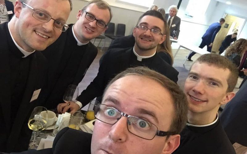 Επτά καθολικοί ιερείς μπαίνουν σε μια παμπ…