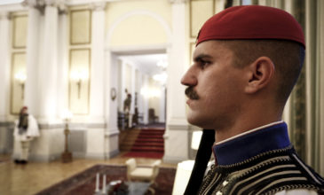 Οι εύζωνες της Προεδρικής Φρουράς στην επίσκεψη Ερντογάν