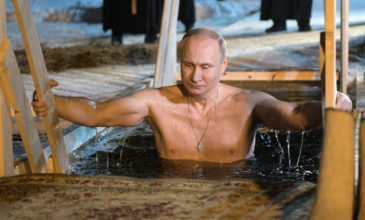 Η βουτιά του Πούτιν στα παγωμένα νερά για τα Θεοφάνεια