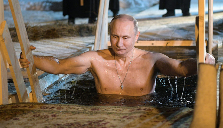 Η βουτιά του Πούτιν στα παγωμένα νερά για τα Θεοφάνεια