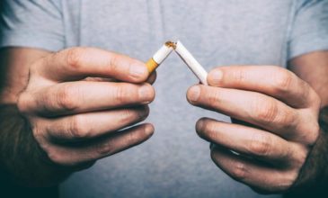 Πλέον «μόνο» ένας στους τέσσερις Έλληνες καπνίζει