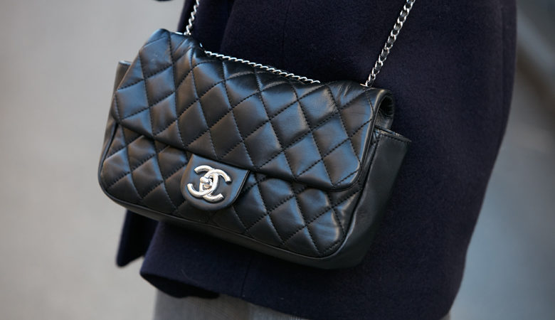 Chanel: Σε online δημοπρασία κοσμήματα, τσάντες και ρούχα από ιδιωτική συλλογή