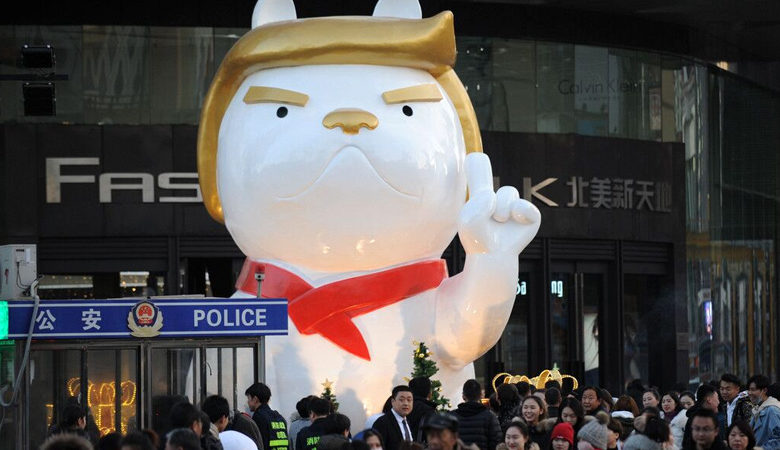 Άγαλμα του Τραμπ με τη μορφή μπουλντόγκ για τη Χρονιά του Σκύλου!