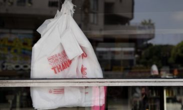 Πρόστιμα σε εταιρείες που δήλωσαν λάθος το τέλος πλαστικής σακούλας