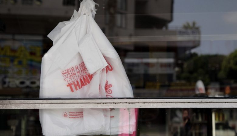Από αύριο τέλος στις δωρεάν πλαστικές σακούλες – Τι πρέπει να ξέρετε