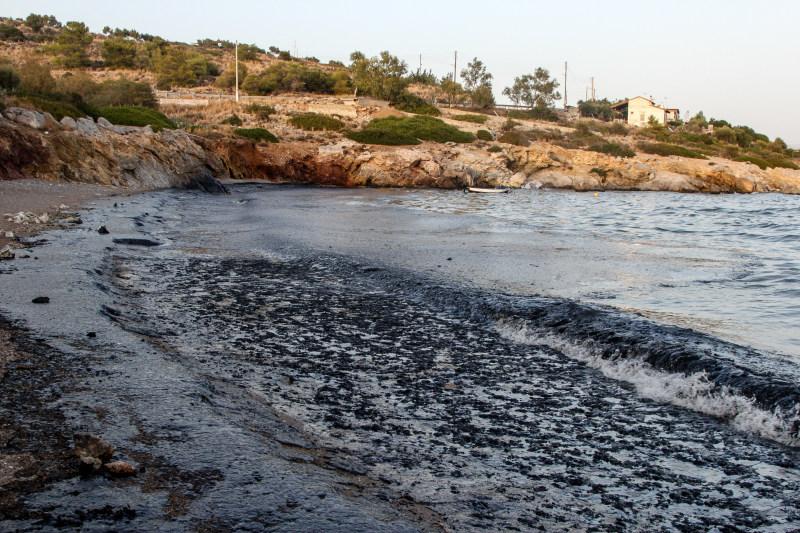 Μεγάλη οικολογική καταστροφή στη Σαλαμίνα – «Μαύρισαν» παραλίες