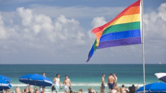Ναυαγοσώστης έκανε παρατήρηση σε γκέι ζευγάρι επειδή αγκαλιάστηκε