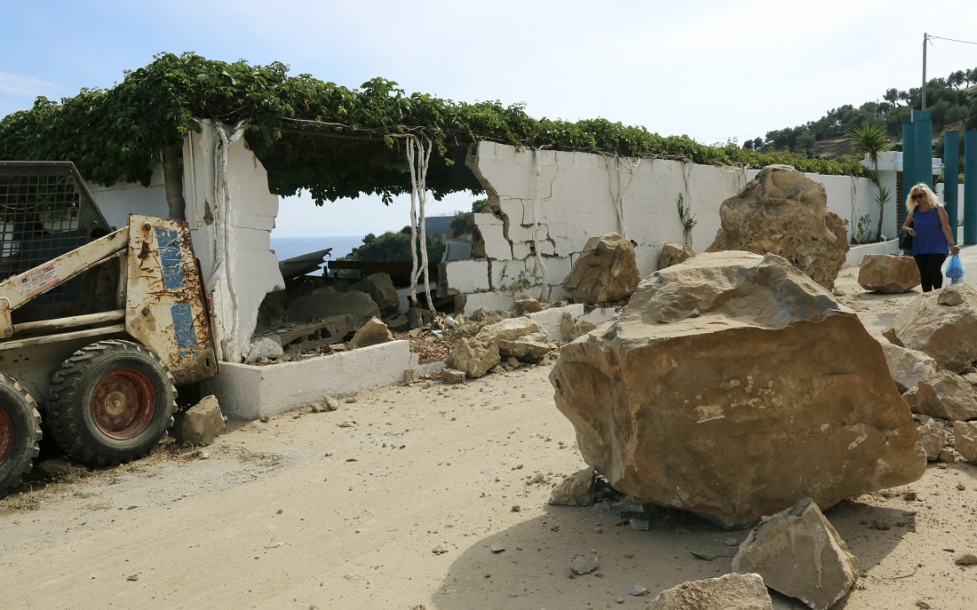 Ο στρατός στήνει σκηνές για τους σεισμόπληκτους της Μυτιλήνης