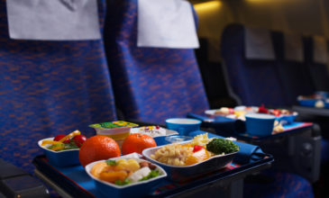 Άραγε μπορείτε να ζητήσετε και δεύτερο πιάτο φαγητό στο αεροπλάνο;