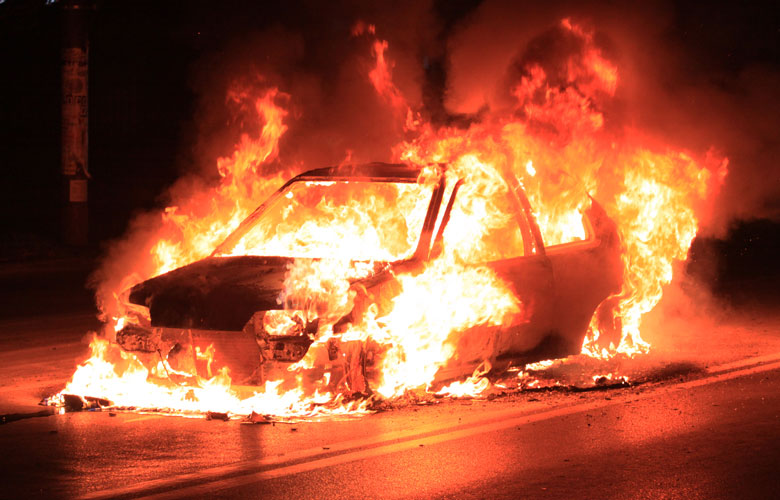 Αυτοκίνητο τυλίχτηκε στις φλόγες εν κινήσει στη Θεσσαλονίκη