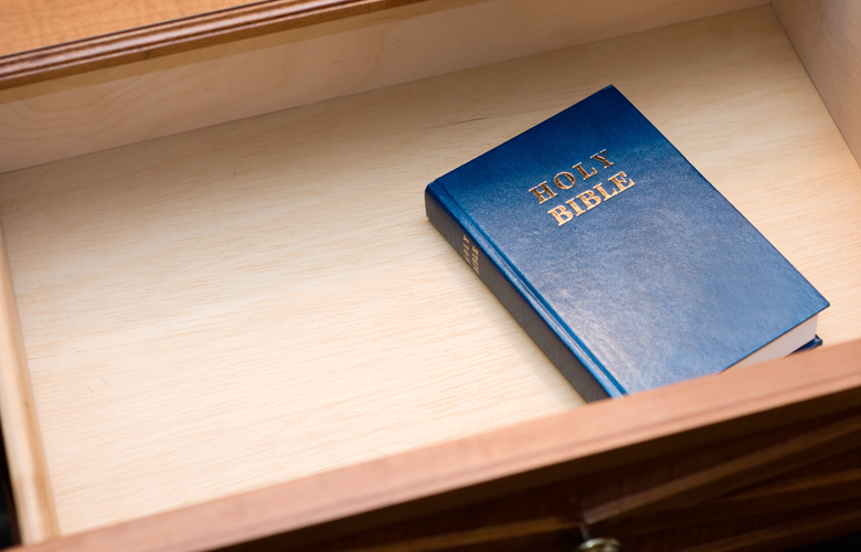 Γιατί στα συρτάρια ξενοδοχείων υπάρχει μια Βίβλος;