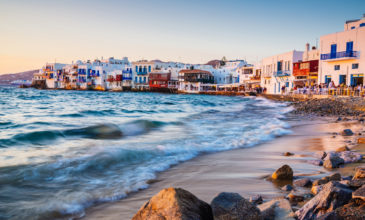 Le Monde: Ξένοι επενδυτές αγοράζουν βίλες σε ελληνικά νησιά με χαμηλό κόστος