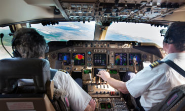 Πιλότος σε πτήση από Σαντορίνη έγινε viral: «Το πατήσαμε λίγο παραπάνω το εργαλείο»