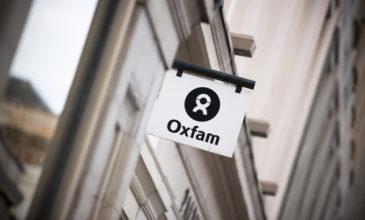 Πρώην διευθυντής της Oxfam παραδέχτηκε τη συμμετοχή σε όργια