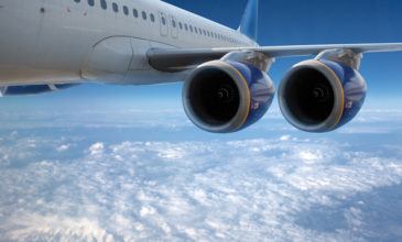 Κορονοϊός: Αεροπορικές εταιρείες απαγορεύουν τα ζεστά γεύματα, τις κουβέρτες και τα περιοδικά εν πτήσει