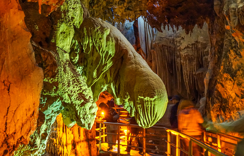Tο μυθικό «Σπήλαιο των Λιμνών», ένα σπάνιο δημιούργημα της φύσης
