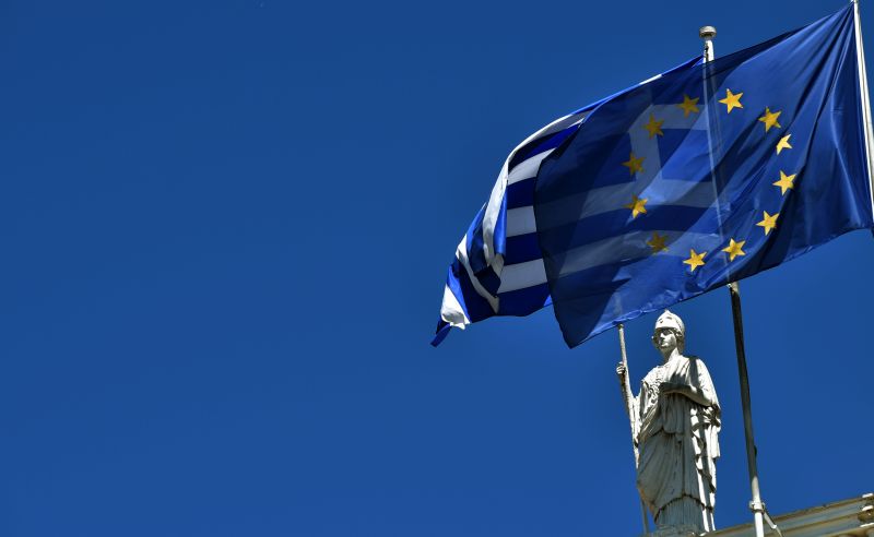 Telegraph: Η Ελλάδα δραπετεύει από μια οικονομική τραγωδία, αλλά…
