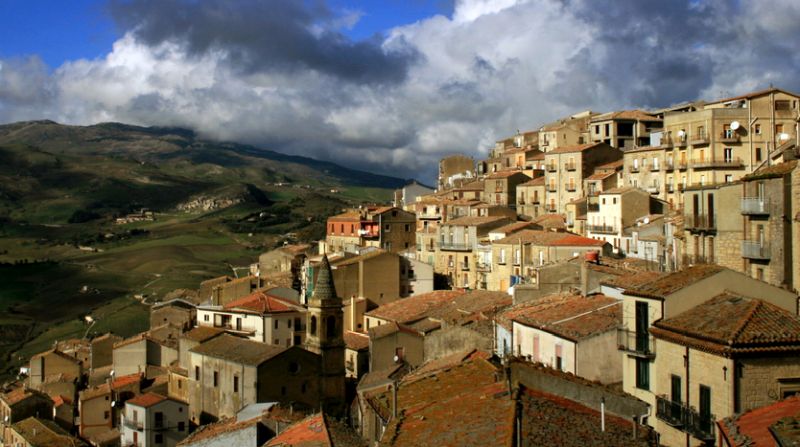 Στη Σικελία πωλούνται παλιά σπίτια για 1 ευρώ