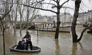 Εκκενώνουν σπίτια στο Παρίσι γιατί πλημμυρίζει ο Σηκουάνας