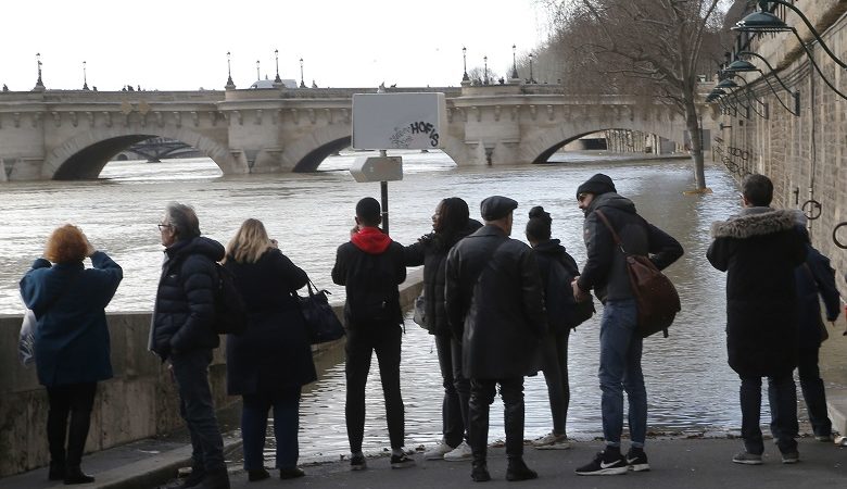Το Παρίσι ετοιμάζεται για πλημμύρες από το Σηκουάνα