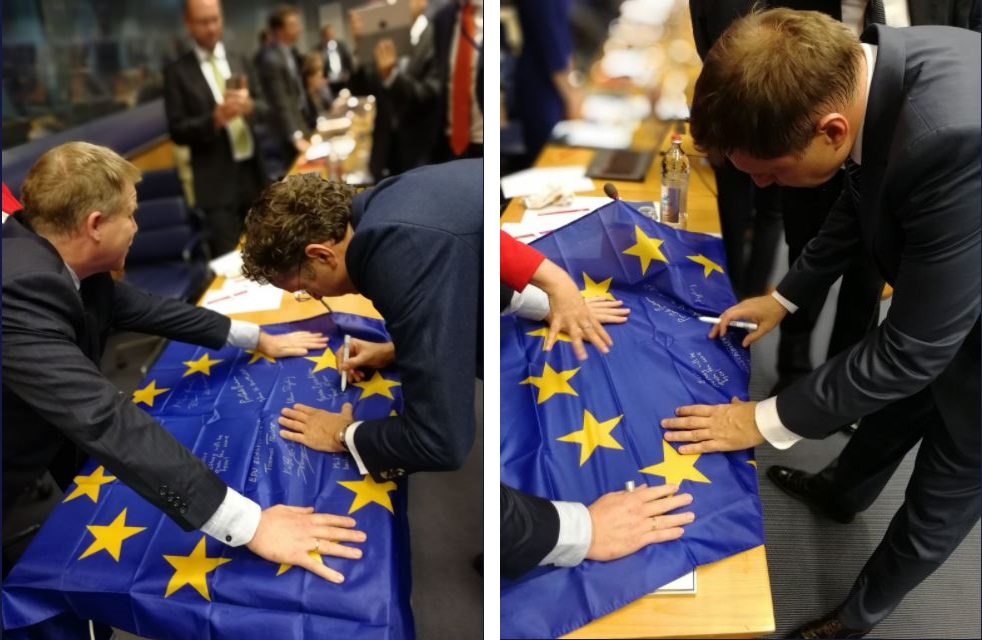 Μια σημαία της ΕΕ με υπογραφές δίνει ενθύμιο στο Σόιμπλε το Eurogroup