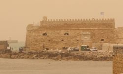 Αφρικανική σκόνη σκέπασε την Κρήτη – Σχεδόν 1.000 μικρογραμμάρια ανά κυβικό μέτρο αέρα