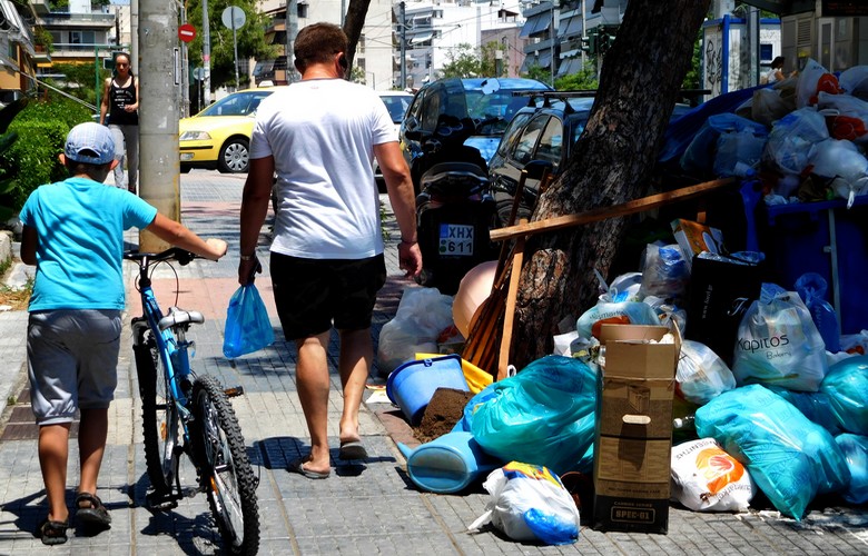 Στο κενό η συνάντηση Σκουρλέτη – ΠΟΕ-ΟΤΑ, τα σκουπίδια μένουν στους δρόμους