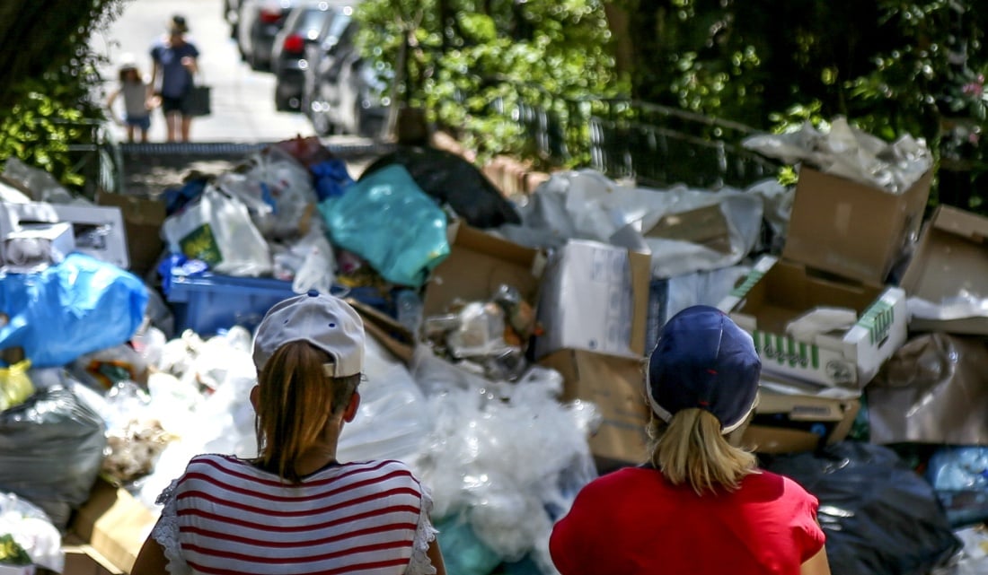 Μαζεύουν τα σκουπίδια στη Ζάκυνθο μετά από δύο μήνες