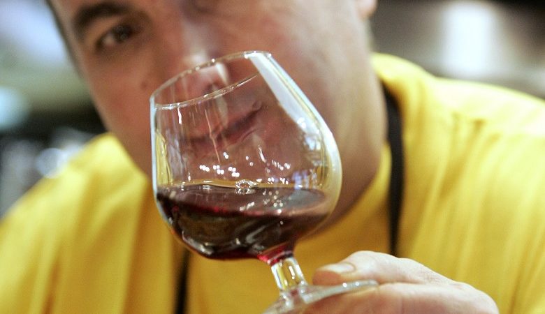 Τι παθαίνει ο εγκέφαλος ακόμη και με ένα ποτήρι κρασί τη μέρα