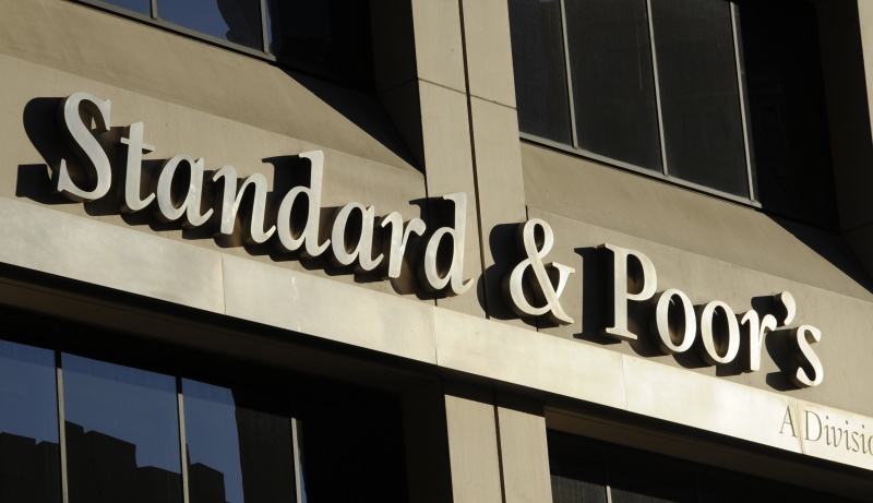 Standard & Poor’s: Επιβεβαιώνει το αξιόχρεο, αναβαθμίζει το outlook
