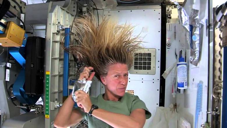 Πώς λούζουν τα μαλλιά τους οι αστροναύτες σε μηδέν βαρύτητα
