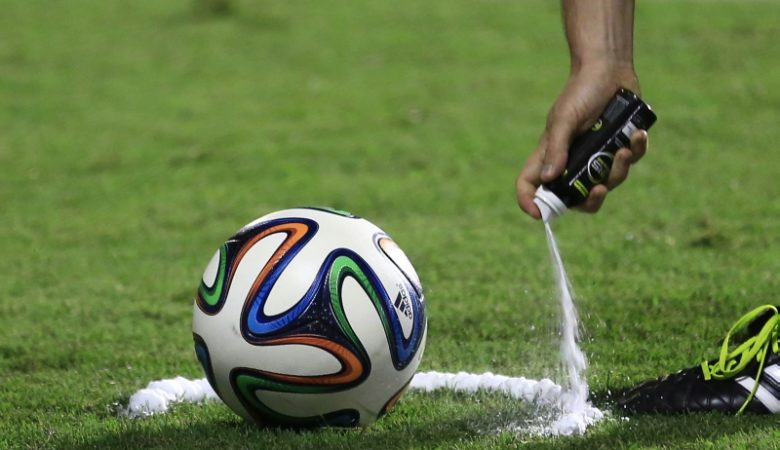Ο εφευρέτης του «μαγικού» σπρέι ζητά 84 εκατ. ευρώ από τη FIFA