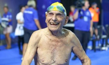Ο 99χρονος που κατέρριψε ρεκόρ στην κολύμβηση