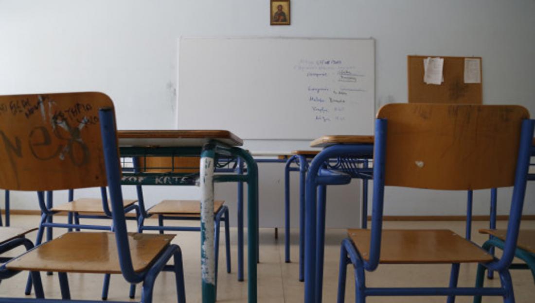 Σπείρα κάνει επιθέσεις με ναφθαλίνη σε σχολεία