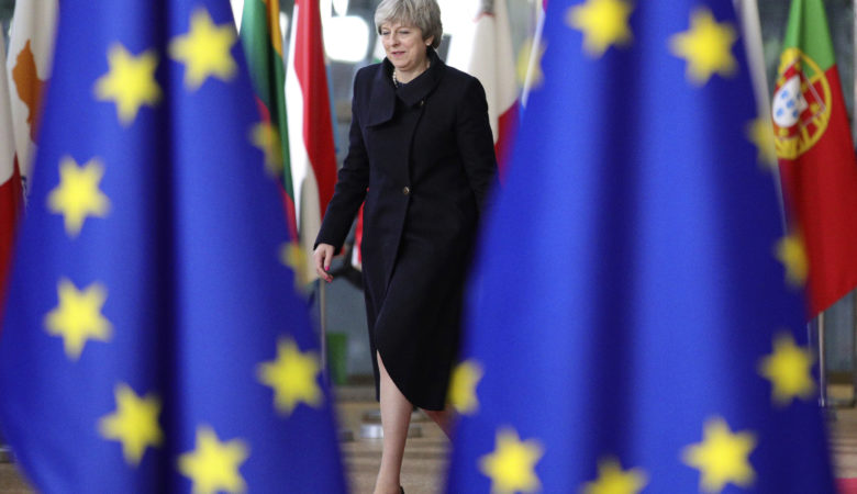Η Βρετανία θα αποχωρήσει από την ΕΕ απαντά η Μέι στον Τουσκ