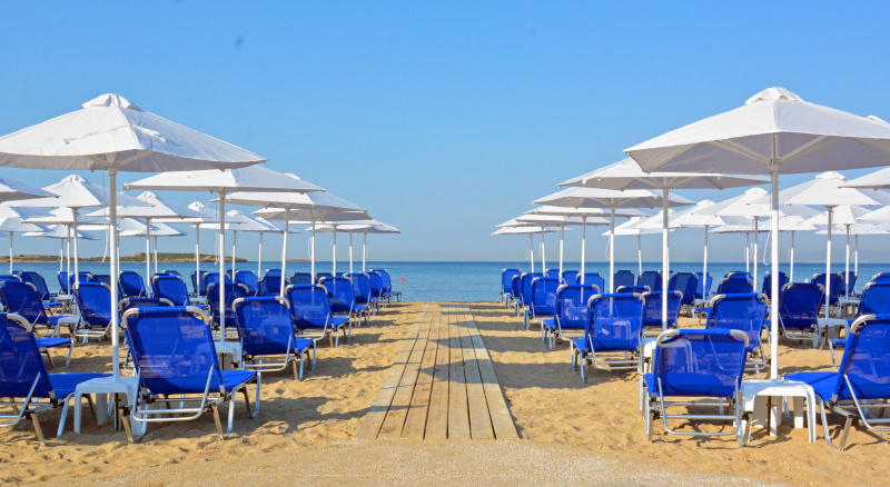 Thalassea: Η πιο δημοφιλής παραλία της πόλης σας περιμένει καθαρή και φιλόξενη